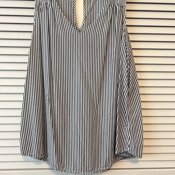 Old Navy Pinstriped Sleeveless Top Size XL - Picture 3 of 6